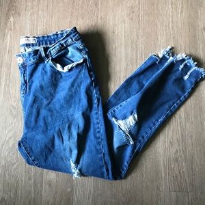 DENIMS WITH FRINGED CROPPED LEG